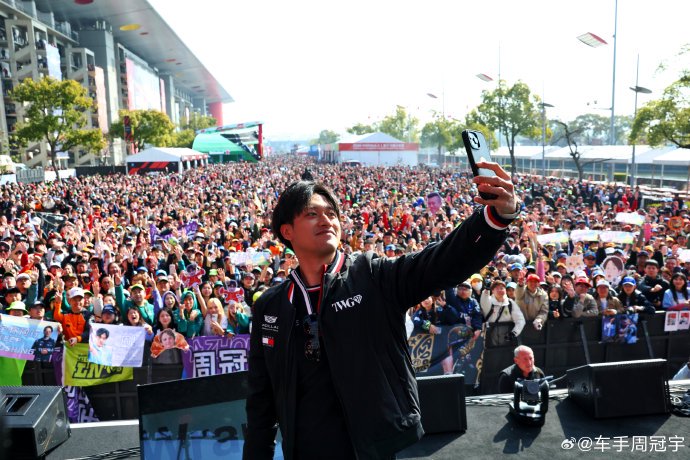 周冠宇为了重返正式车手席位，目前正在进行哪些针对性的训练和准备？