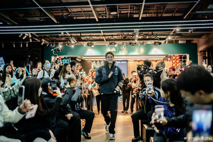 苏翊鸣如何对比单板滑雪与F1赛车在速度体验上的不同？