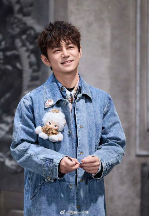 《大侦探》最新一期里何炅和杨蓉的角色关系具体是什么？