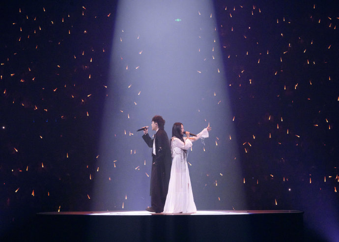 胡彦斌作为陈粒演唱会嘉宾，两人合作演唱了哪些歌曲，现场反响如何？