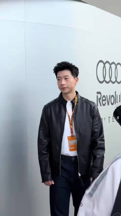 马龙现身F1赛场观赛，获赠特别礼物