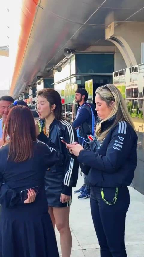 吴艳妮美出新高度，自信又大方，为F1中国赛颁奖站上更高舞台