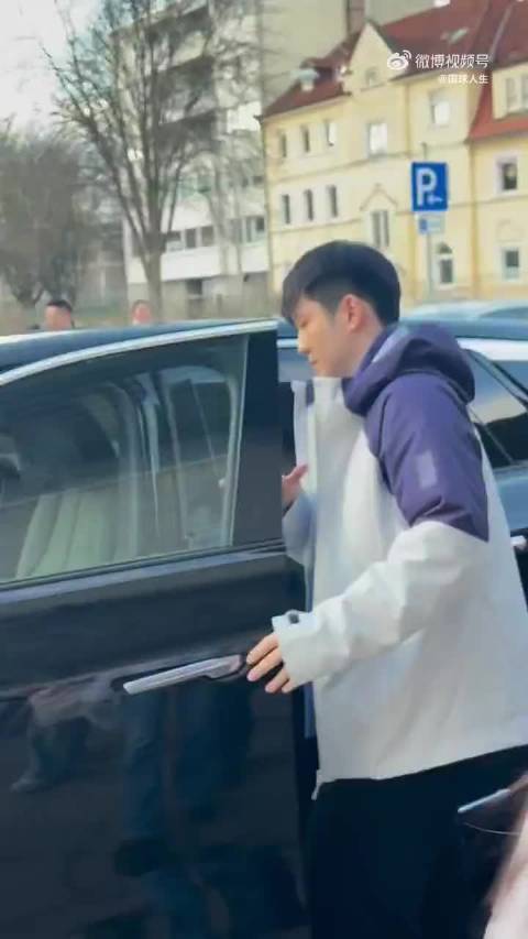 樊振东驾驶凯威德出库球迷暖心安慰