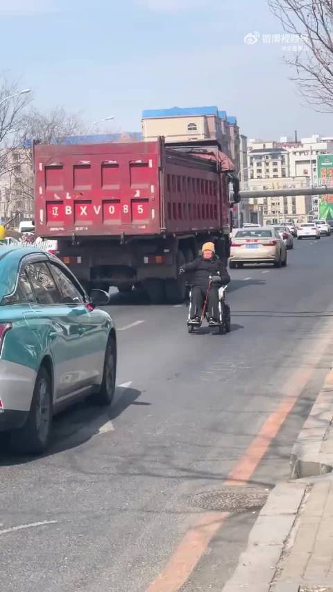 轮椅逆行机动车道、摩托占超车道，危险行为引担忧