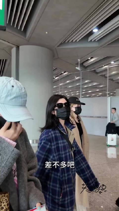 对抗路母女 姐就这样一边在机场健步如飞一边跟我们东拉西扯