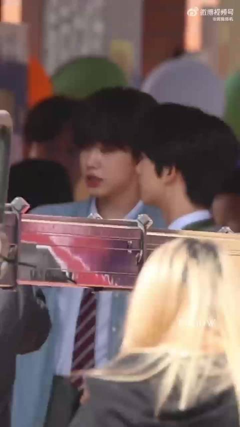 陈奕恒今日路透曝光，衬衫领带卷毛造型吸睛