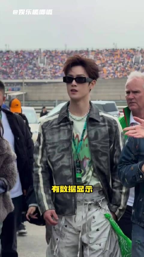 这三位带着帅脸杀到F1赛车现场，我直接爱上