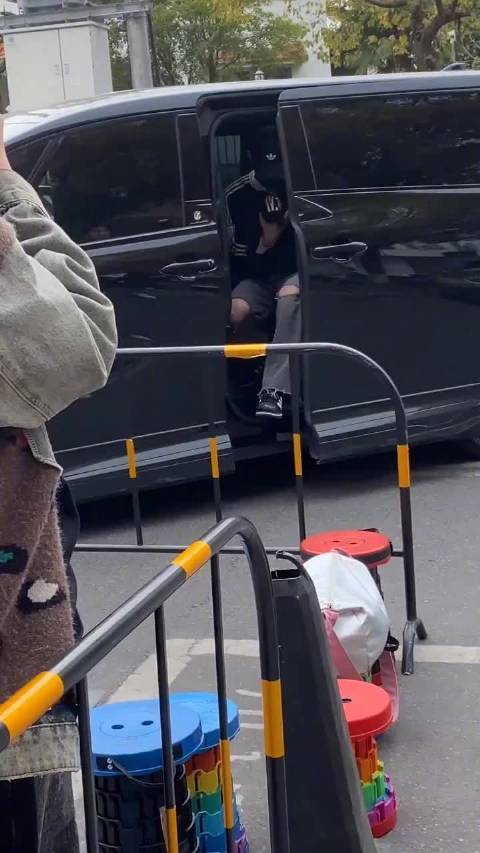 何与带爱犬变身鲨狗引爆笑