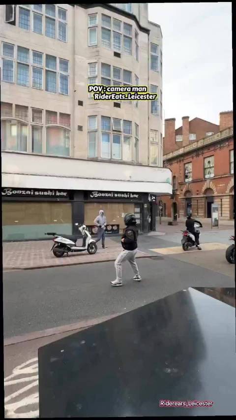 伦敦市中心莱斯特广场发生光天化日抢摩托事件