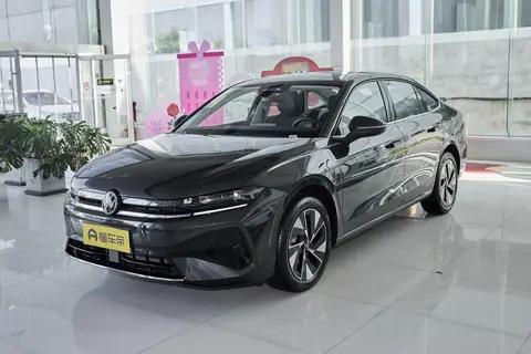 15万级家用车推荐！空间接近B级车，智能化超预期，油耗5.55L