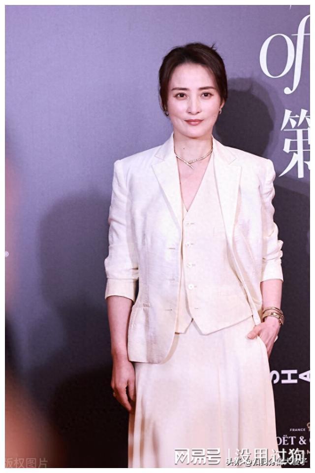 蒋勤勤的红毯造型，网友：“这气质，绝了！”