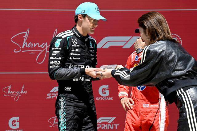 吴艳妮受邀为F1中国站颁奖赛事海外社媒被裁图