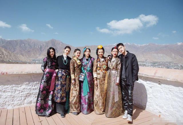 妻子团晒藏服造型！蒋勤勤温婉大方，刘涛梦回“慕沙”