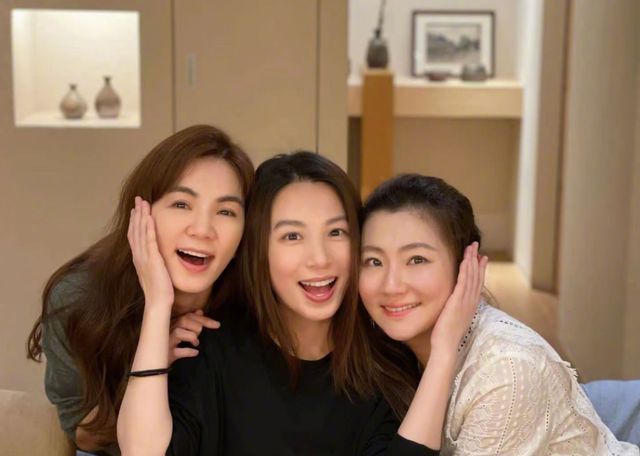 任家萱儿子满周岁，Ella、Hebe齐到场，贴脸合照任家萱最显老态