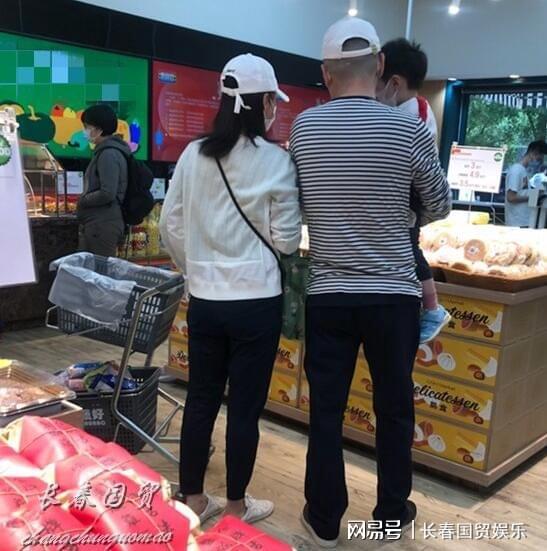 蒋勤勤陈建斌超市购物，老公全程抱孩子默默跟随，小儿子近照曝光