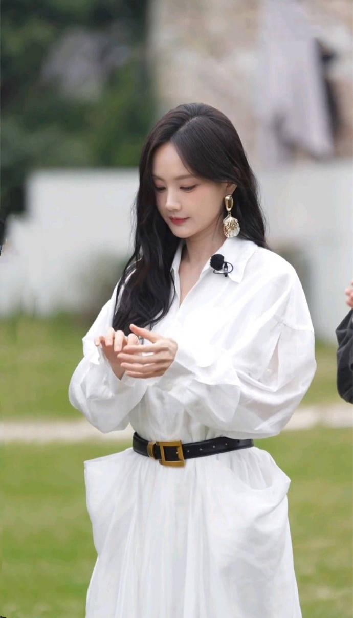 时尚观察：李一桐的“顶光美学”：当极致简约遇上骨相美人，白裙也能穿出高定感