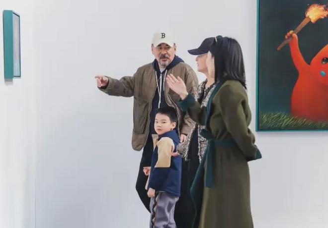 陈建斌小儿子很爱美，出门要穿防晒衣，蒋勤勤跟大儿子接受暴晒