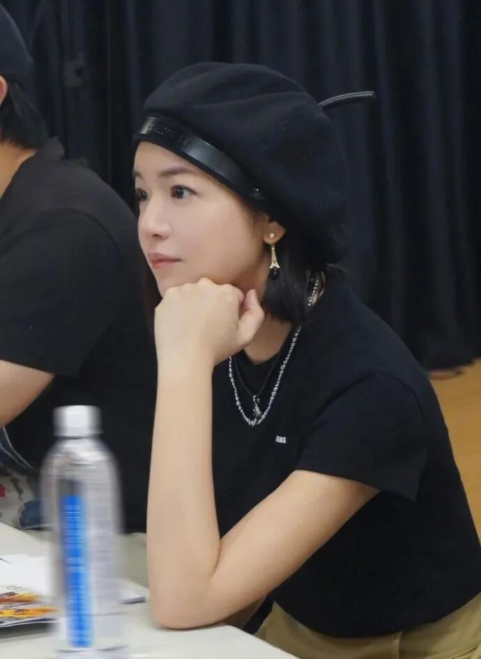 42岁陈妍希夏天“露腿杀”穿搭美回巅峰!矮个子必学这4招,显高10cm气质开挂!