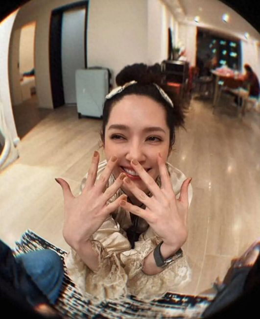 郭碧婷回应与向佐分居：他和孩子维持感情就好，坦言婆婆给很多钱