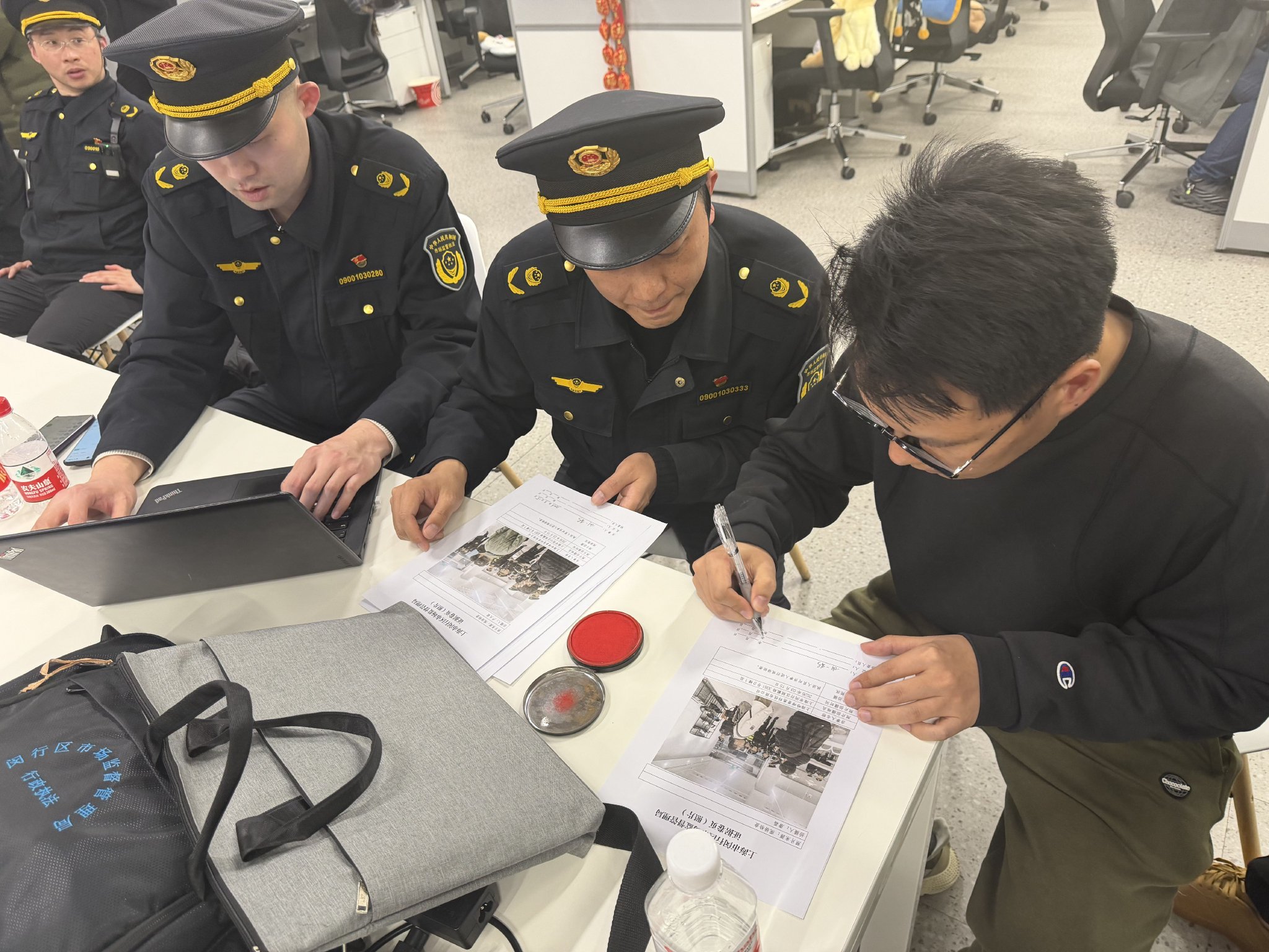 上海市閔行區市場監督管理局執法人員回應對涉事企業初步檢查情況。新京報貝殼財經記者俞金旻 攝