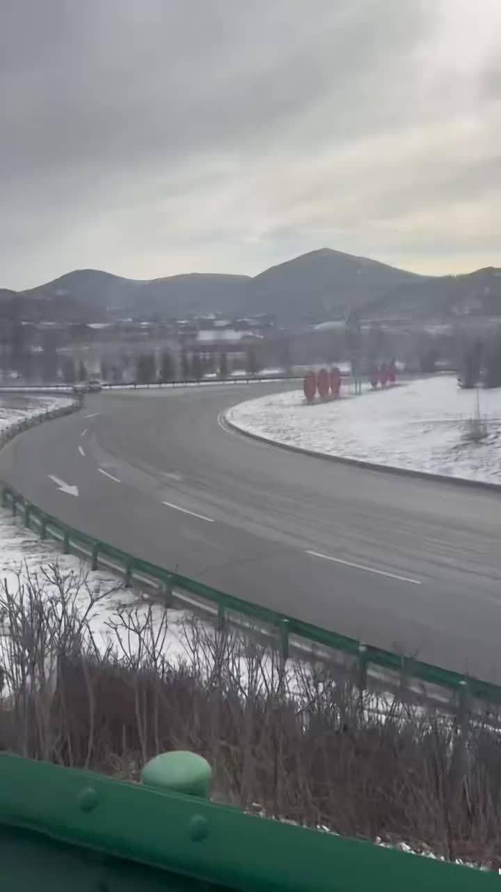 漂移过弯：新一代小米SU7「卡布里蓝」赛道测试视频曝光