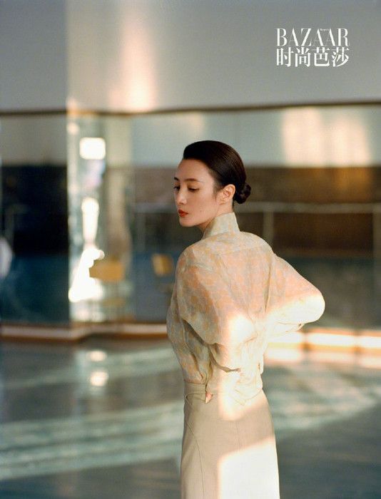 蒋勤勤山城漫步 造型复古故事感十足