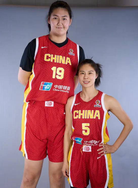 FIBA发布中国女篮最新定妆照:张子宇王思雨萌趣身高差 李月汝俏皮抢镜
