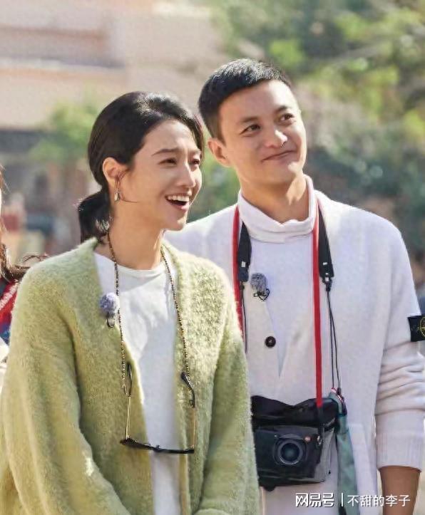 偶遇朱丹夫妇，周一围拎着早餐不忘和老婆牵手，杭州买两套大平层