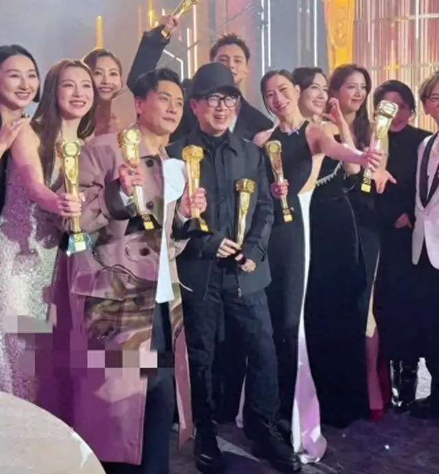 TVB澳门颁奖礼：米雪与陈松伶同框，尽显老来俏真谛