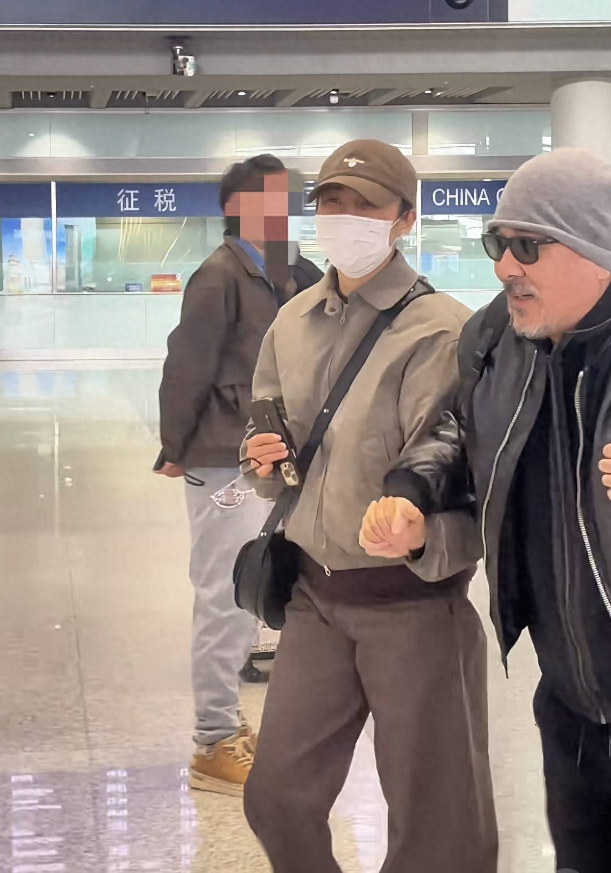 陈建斌蒋勤勤机场开跑，陈建斌上身Prada好潮，却像开了大头特效