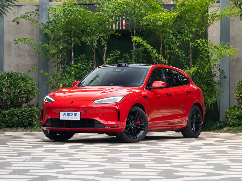 2025年问界M5的价格相比同级别竞品有何优势?