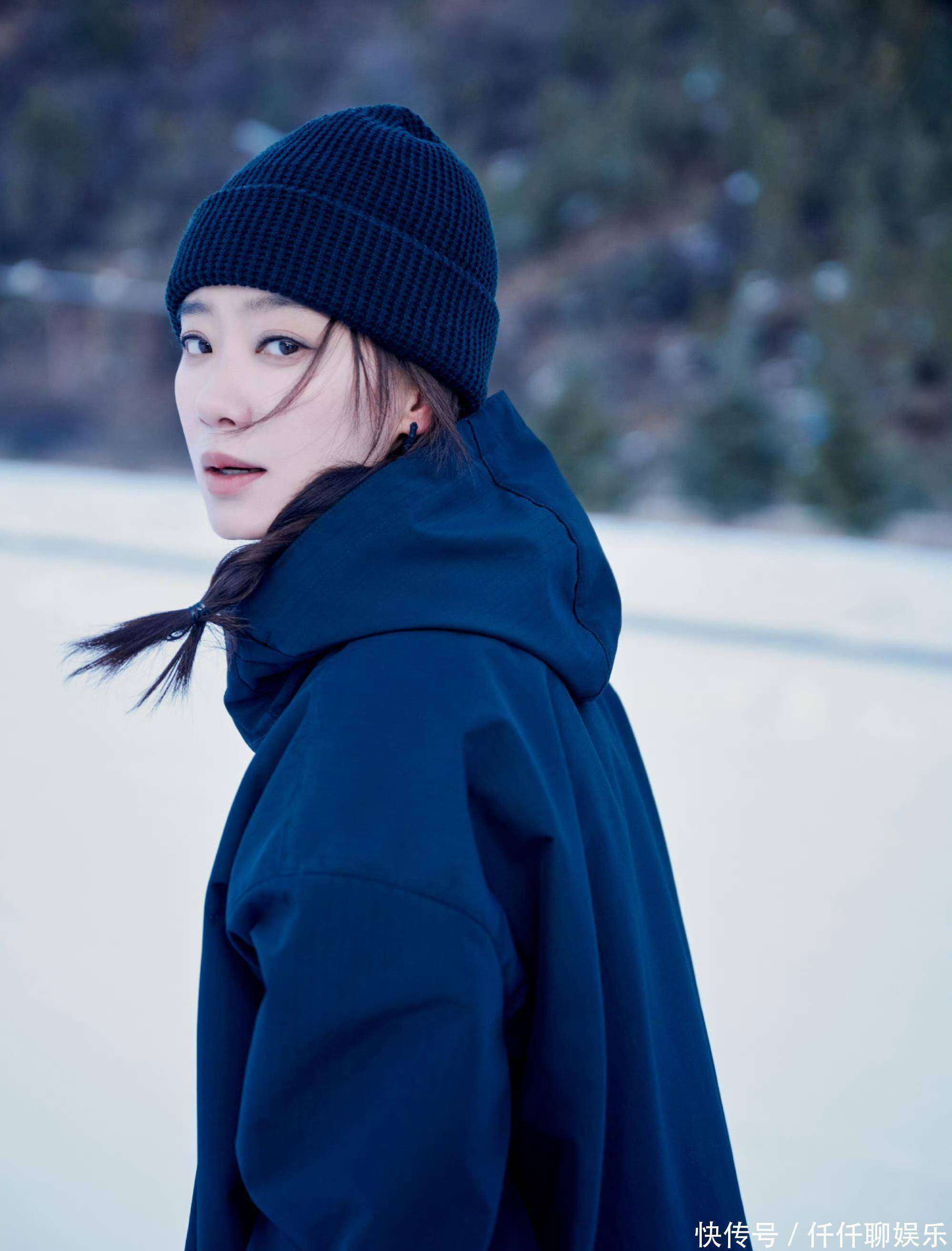 贾玲为好友张小斐庆祝40岁生日，一起去滑雪被偶遇，她身材引关注