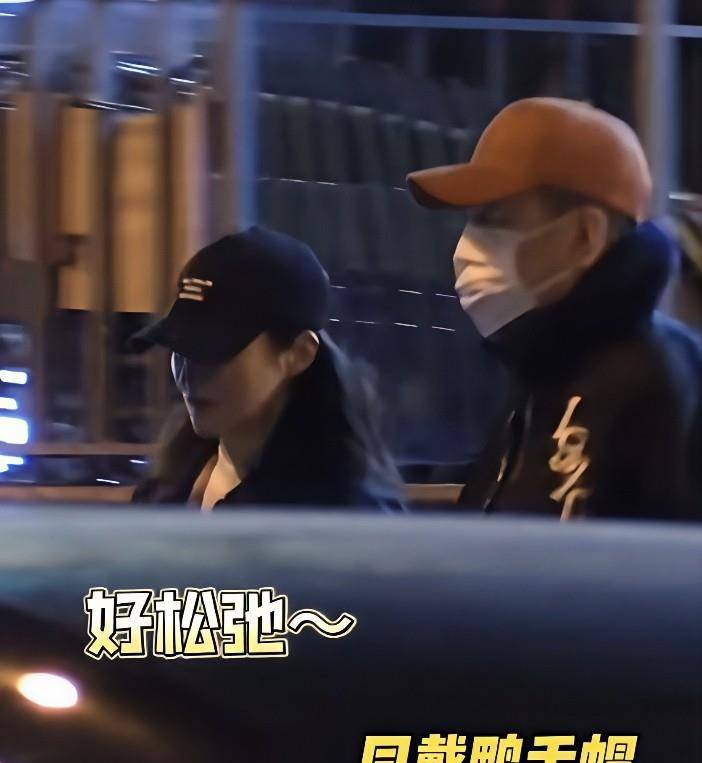 蒋勤勤带大儿子聚会，18岁虎虎背书包一脸老成，是清华附中的学霸