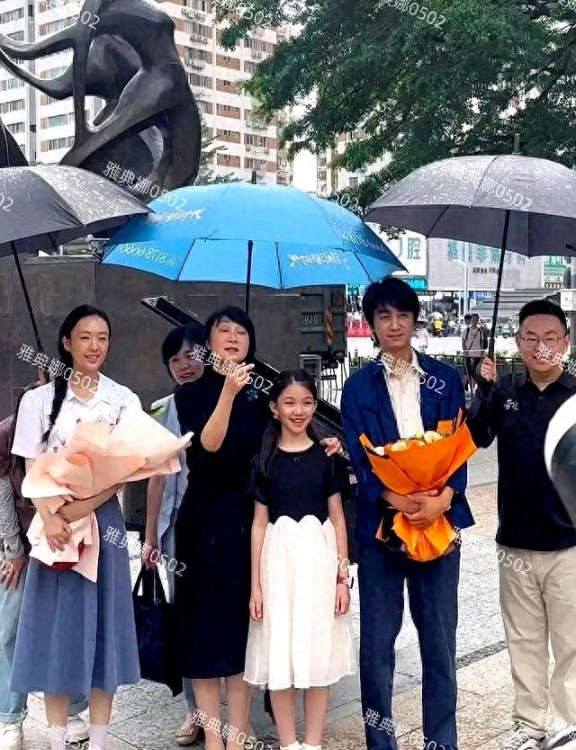 深圳遇到拍戏居然是陈晓和童瑶,童瑶造型清纯陈晓都快认不出来了