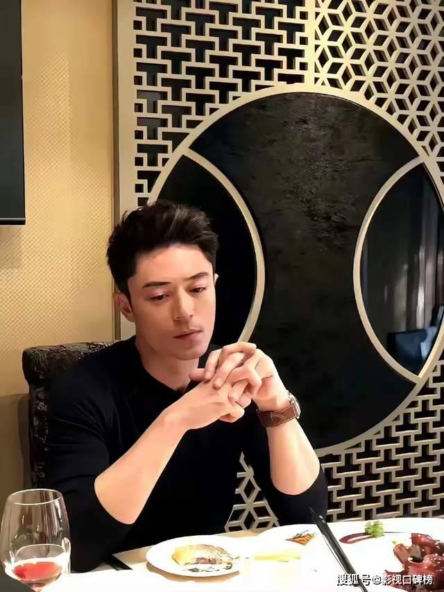 霍建华剧组生活罕见曝光,朱珠透露他拍戏不用房车,常请群演吃饭