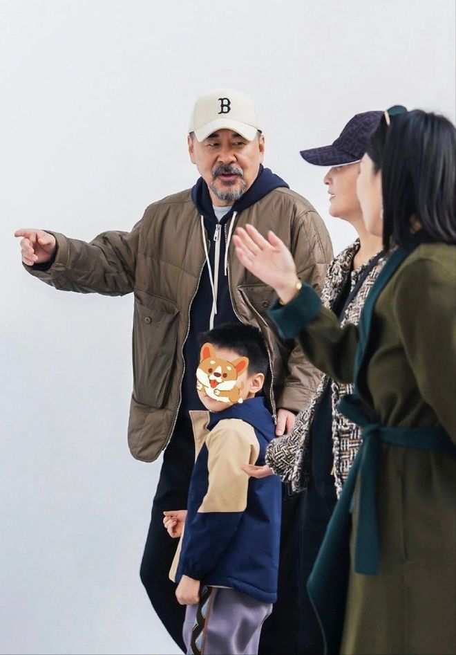 陈建斌蒋勤勤牵手看展，小儿子罕见露面，五官没有继承妈妈美貌