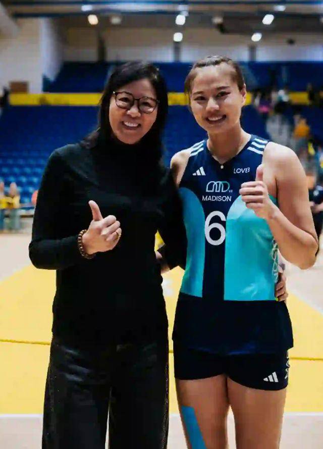 郎平和家人看比赛，退休后更显年轻，白浪反倒显老，母女似同龄人