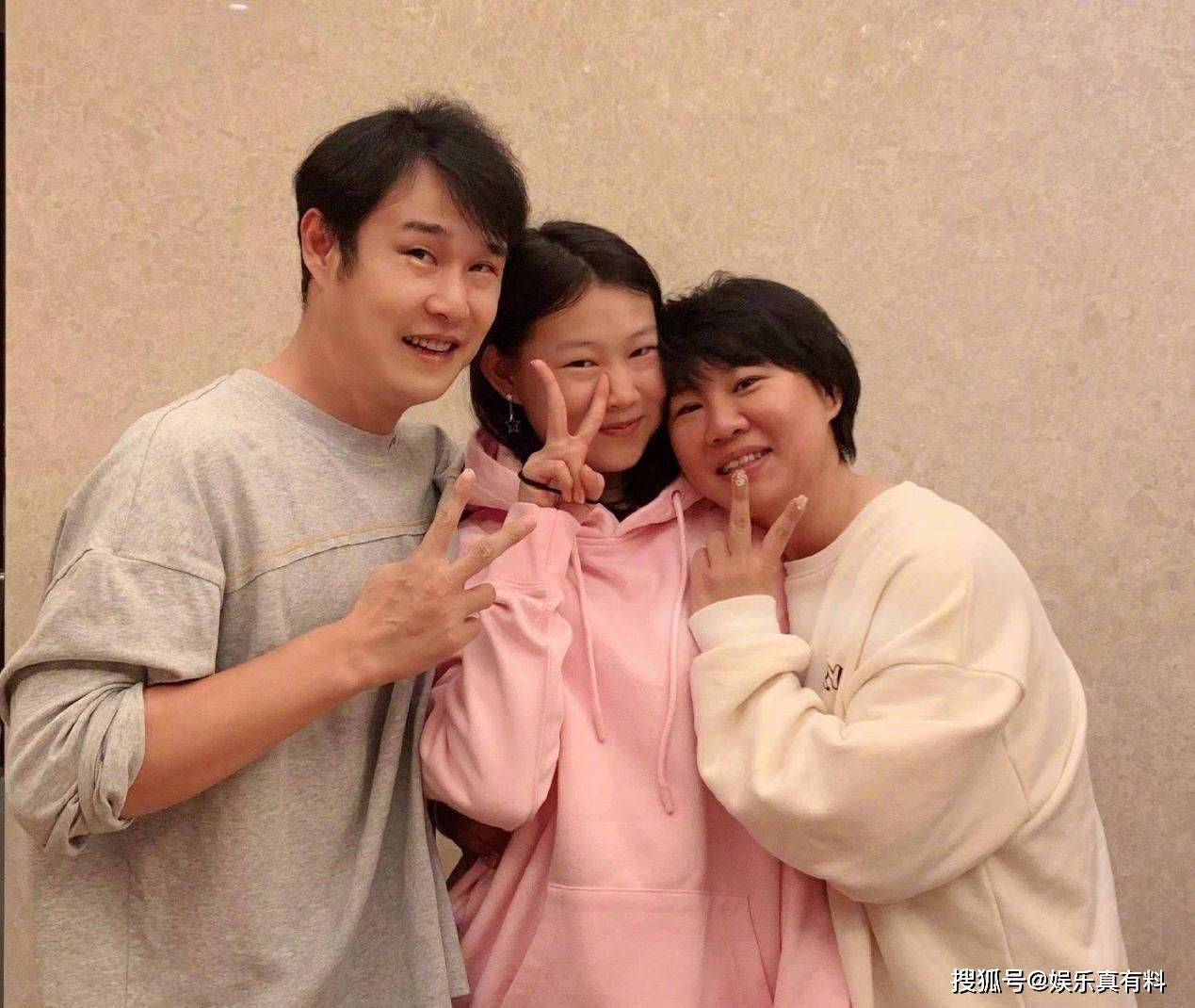 小沈阳夫妇带女儿和朋友聚餐,沈佳润现在发展的怎样了?_专辑_家庭_本土