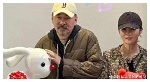 陈建斌蒋勤勤夫妇与小儿子共赏画展，享受美好亲子时光