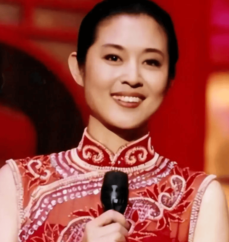 赵本山说她是梦中情人，66岁倪萍成年轻人嘴替