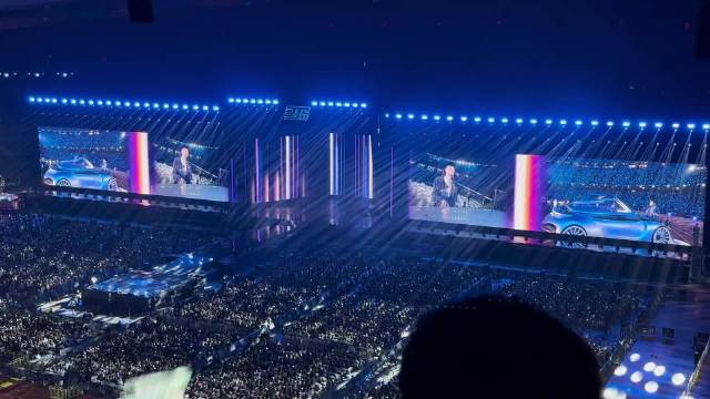 林俊杰携手张艺兴倾情演绎《翅膀》与《run back to you》全曲现场