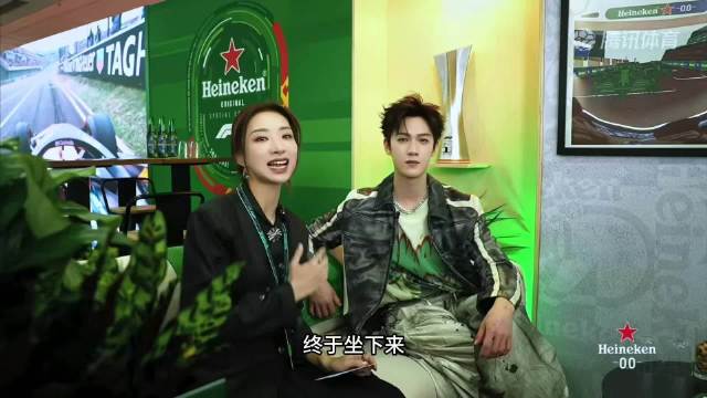 李昀锐F1观赛reaction，这套look帅得太超过了