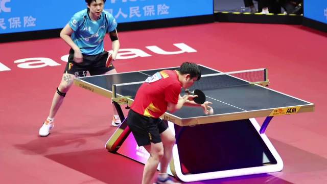 樊振东打球动作行云流水，解说赞其臀部发力重心稳