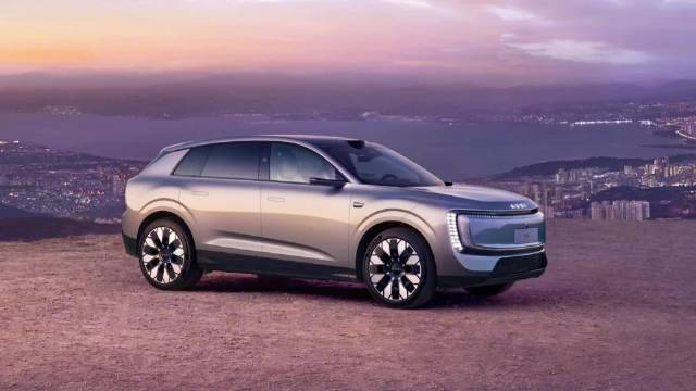 奥迪E7X以星钻光幕重塑经典，5049mm车身配1446颗LED灯