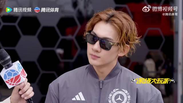 苏翊鸣与拉塞尔跨界切磋，单板冠军教F1车手滑雪