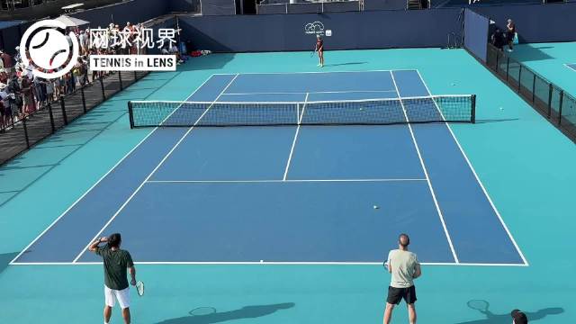 郑钦文训练专注发球衔接，张之臻场边观摩