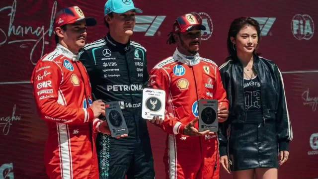 闹大了！F1官方发合影故意把吴艳妮裁掉，国人愤怒为其鸣不平