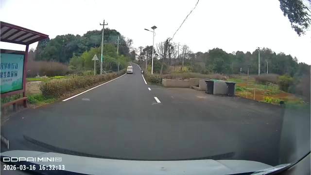 有没有老司机来看看，这种算无接触事故吗？ 没超速没占道，视频车要担责不