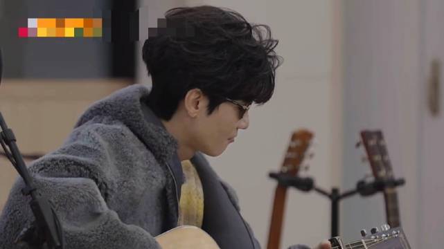 陈楚生早起弹吉他，歌迷猜测演奏《空中怪车事件》