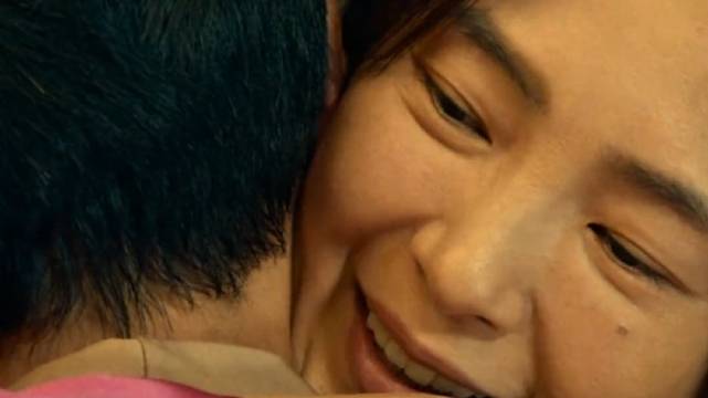 你有发现这个细节吗？除三害里的女歌手是幕后主谋